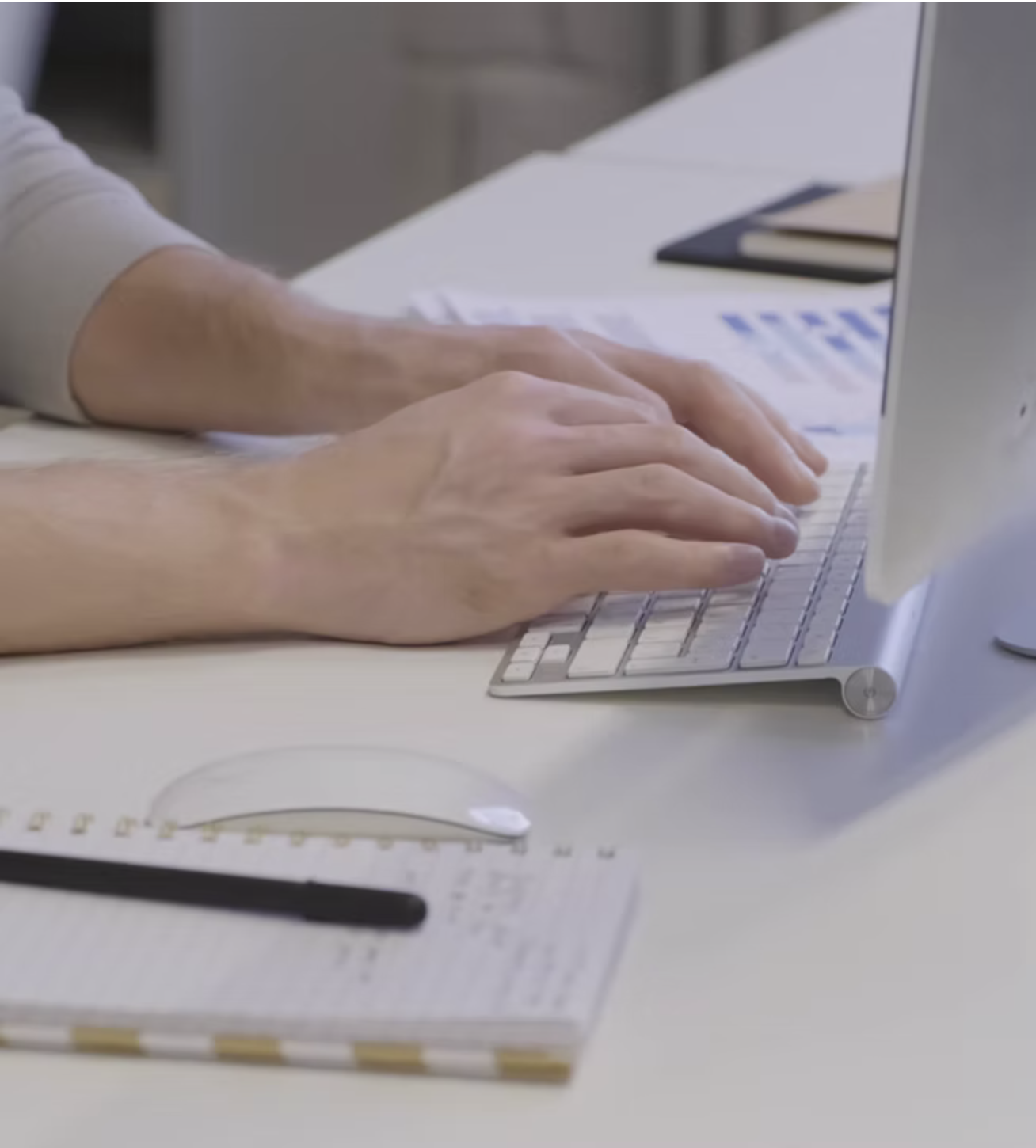 Travail de secrétariat sur ordinateur